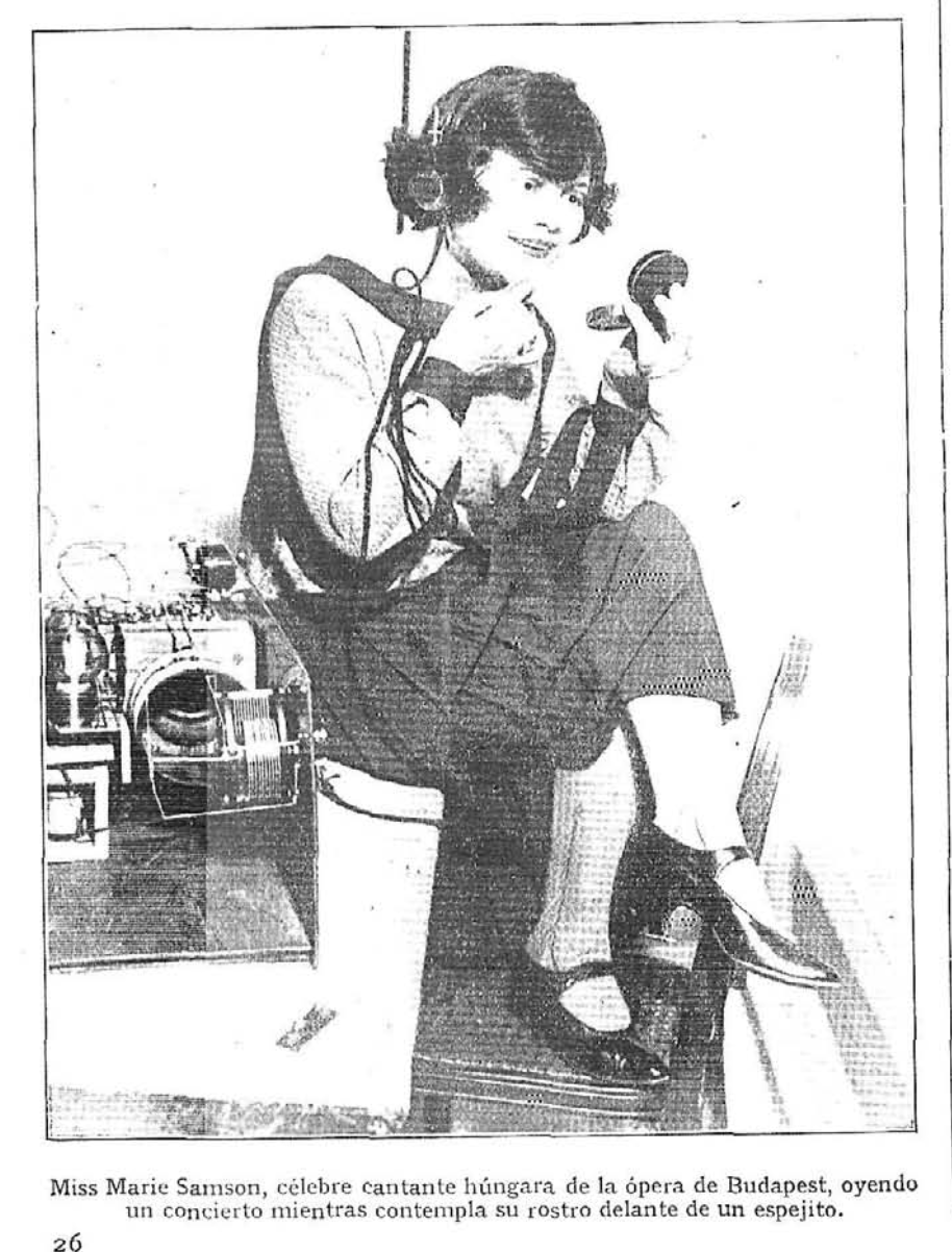 Marie Samson, cantante húngara, escuchando un concierto