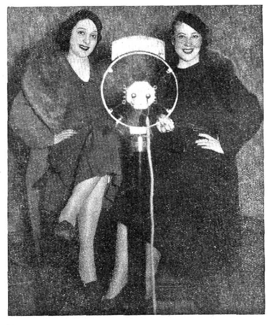 La Yankee y Anita Flores, cantantes