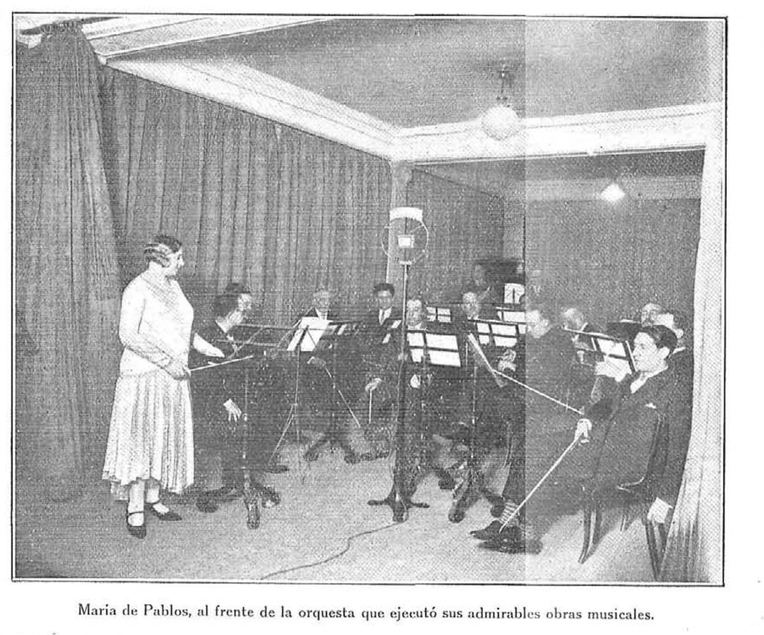 María de Pablos dirigiendo la orquesta de UR