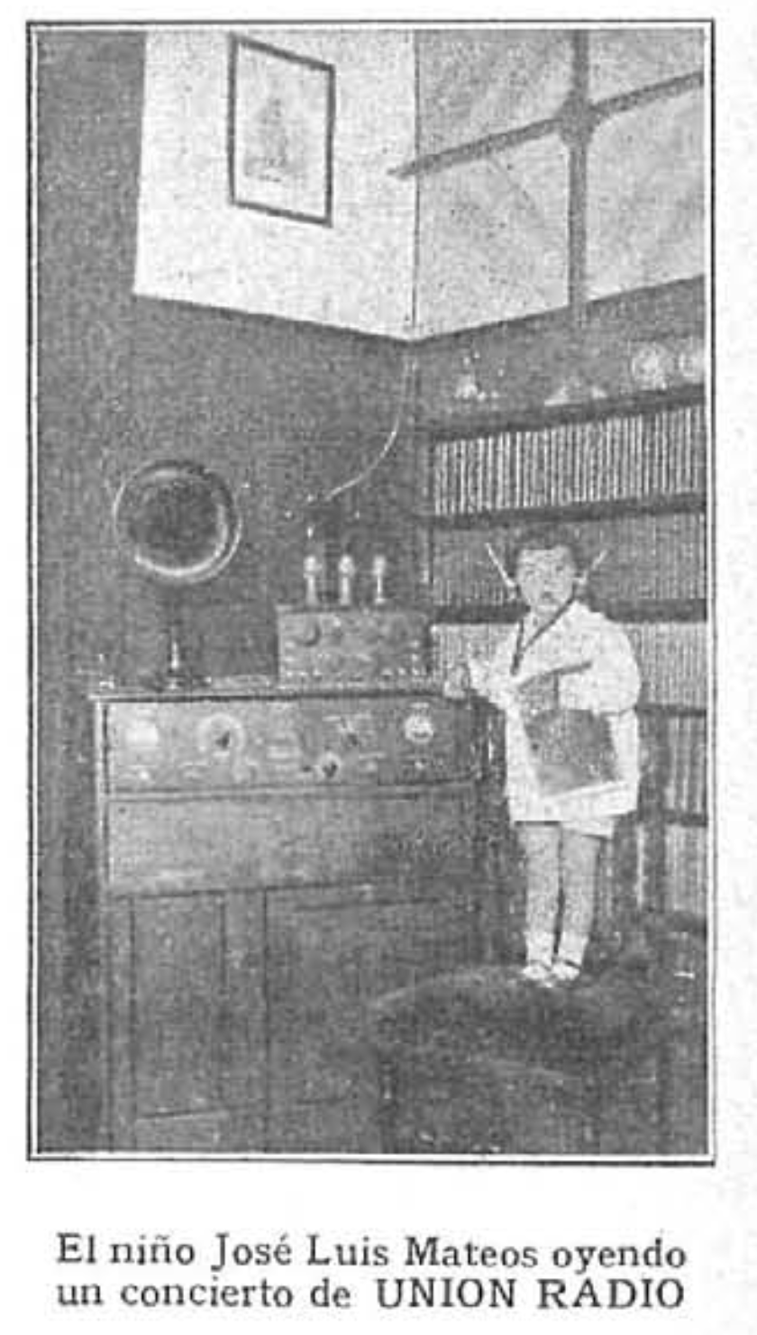 Niño escuchando concierto por la radio