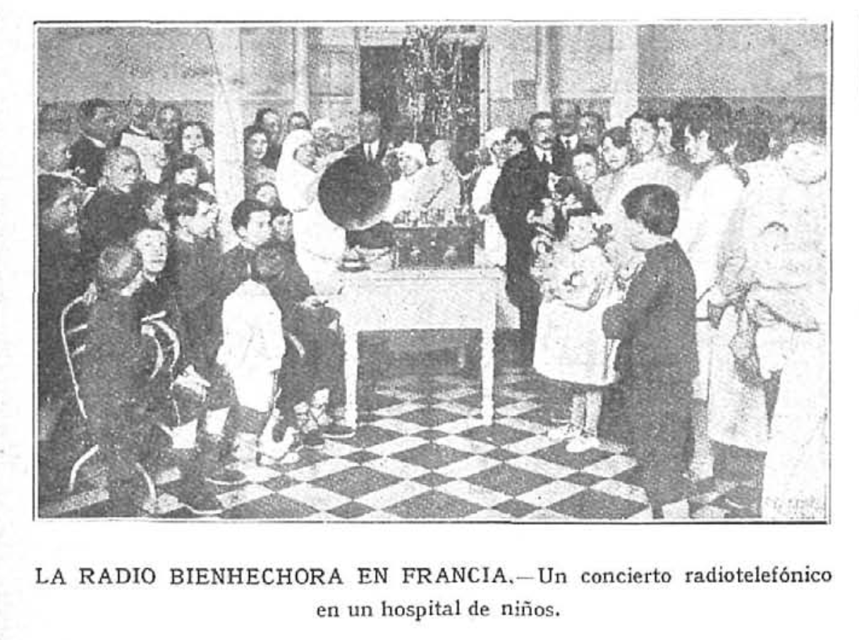 Escuchando concierto por radio en hospital de niños