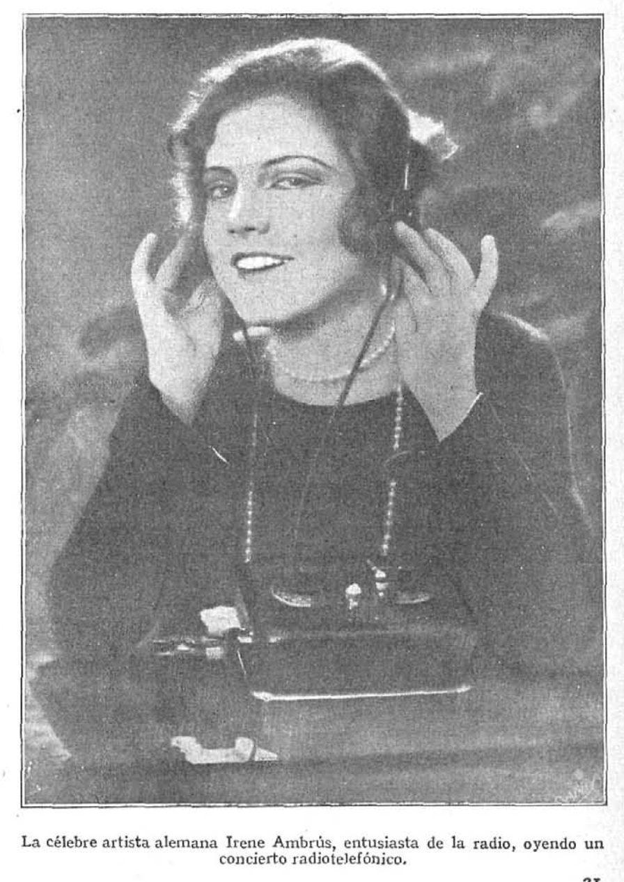 Irene Ambrús escuchando un concierto