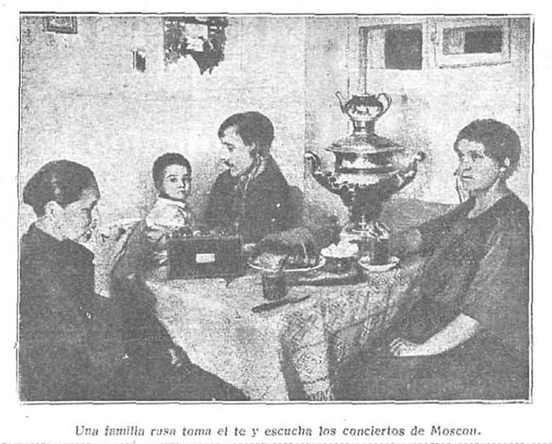 Familia rusa escuchando concierto en radio