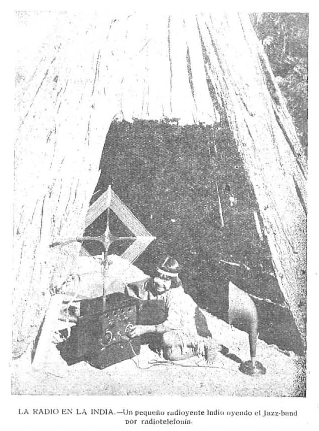 Escuchando Jazz-Band en la India por la radio