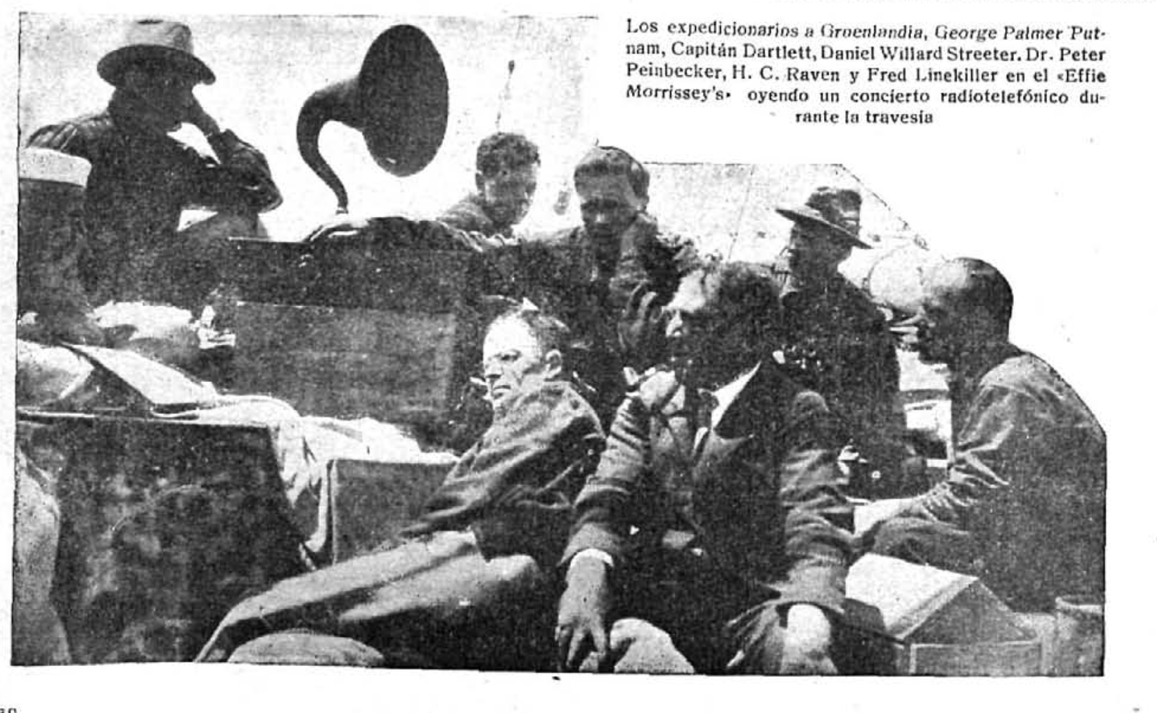 Expedicionarios en Groenlandia escuchando un concierto