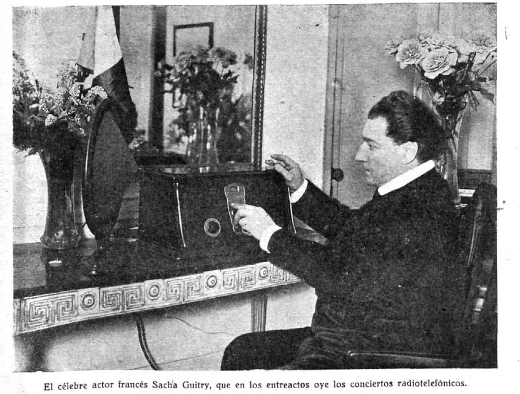 Scha Guitry escuchando un concierto en radio