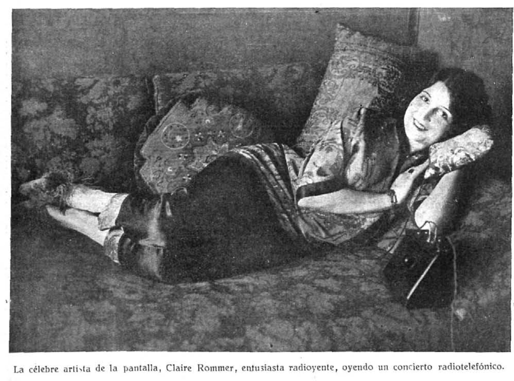 Rommer escuchando un concierto en la radio