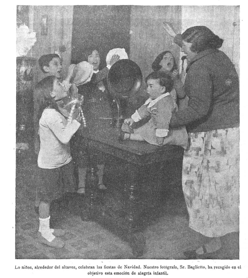 Niños cantando villancicos