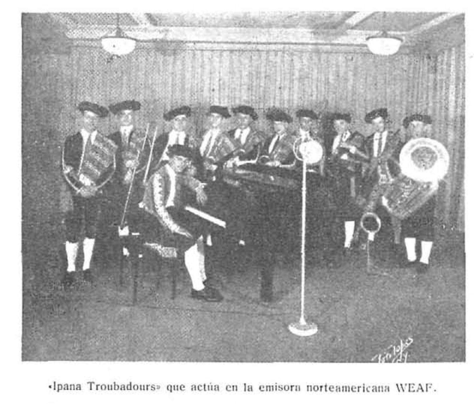 1926:11:28_Ondas Ipana Troubadours vestidos de toreros en Nueva York