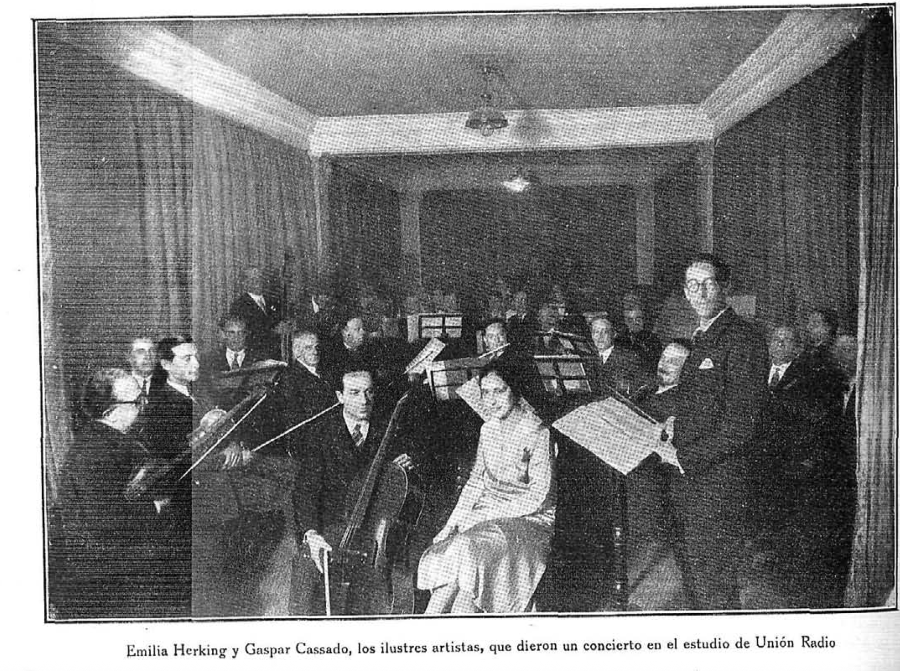 Emilia Herking y Gaspador Cassado, violonchelo, con Orquesta de Unión Radio