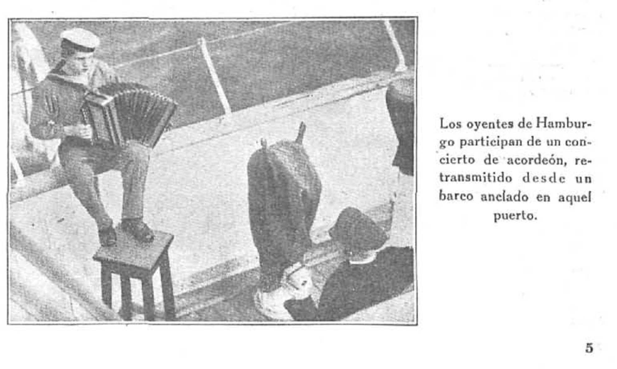 Concierto de acordeón desde barco de Hamburgo