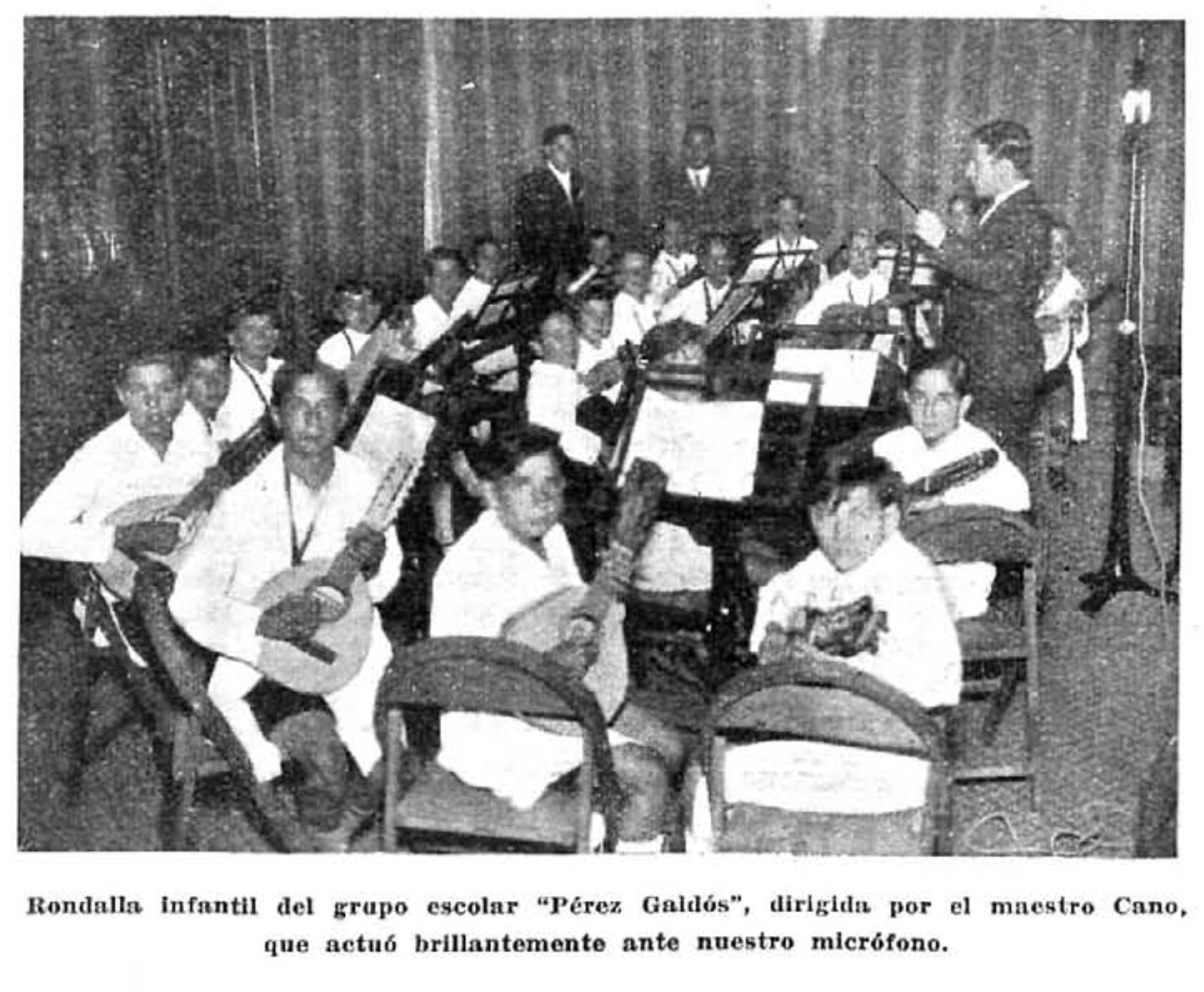 Rondalla infantil, dirigida por Cano
