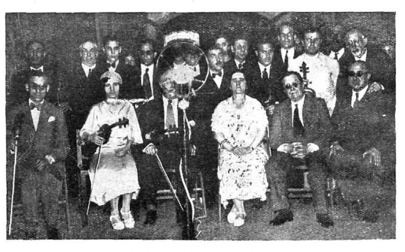Clara Campoamor con la orquesta del Patronato Nacional de Ciegos