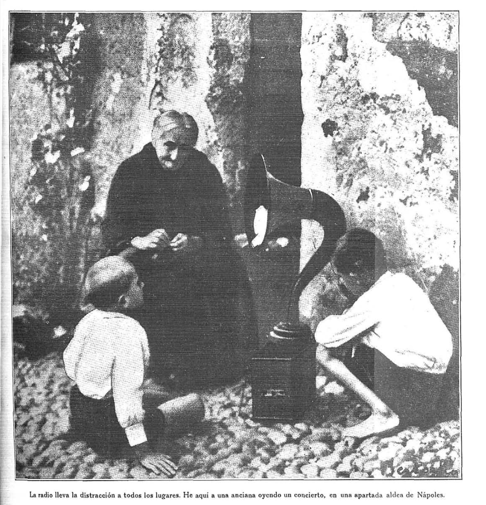 Anciana escuchando un concierto en una aldea de Nápoles, 1930