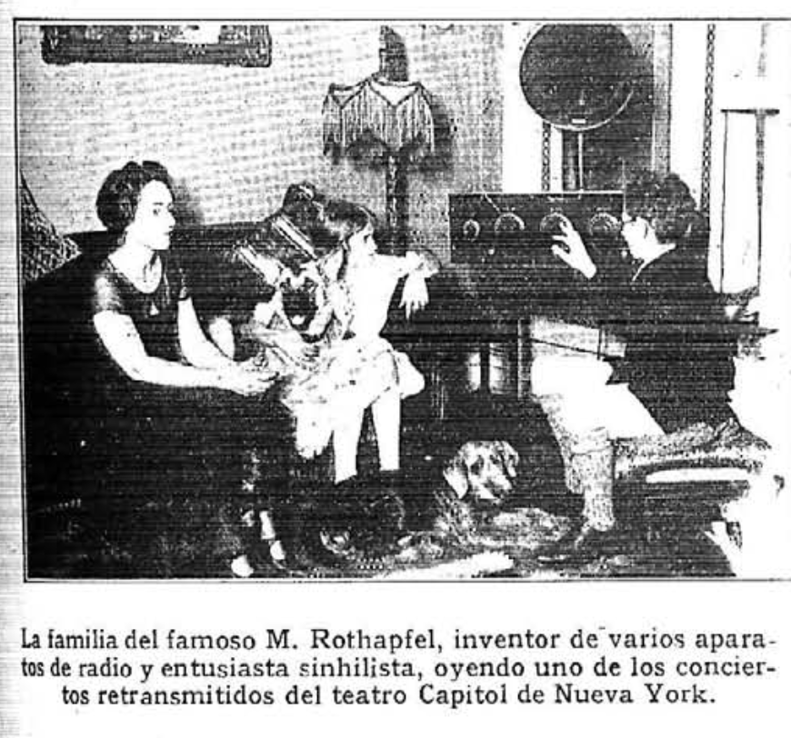 Familia de M. Rothapfel escuchando un concierto del teatro Capitol de Nueva York, 1925