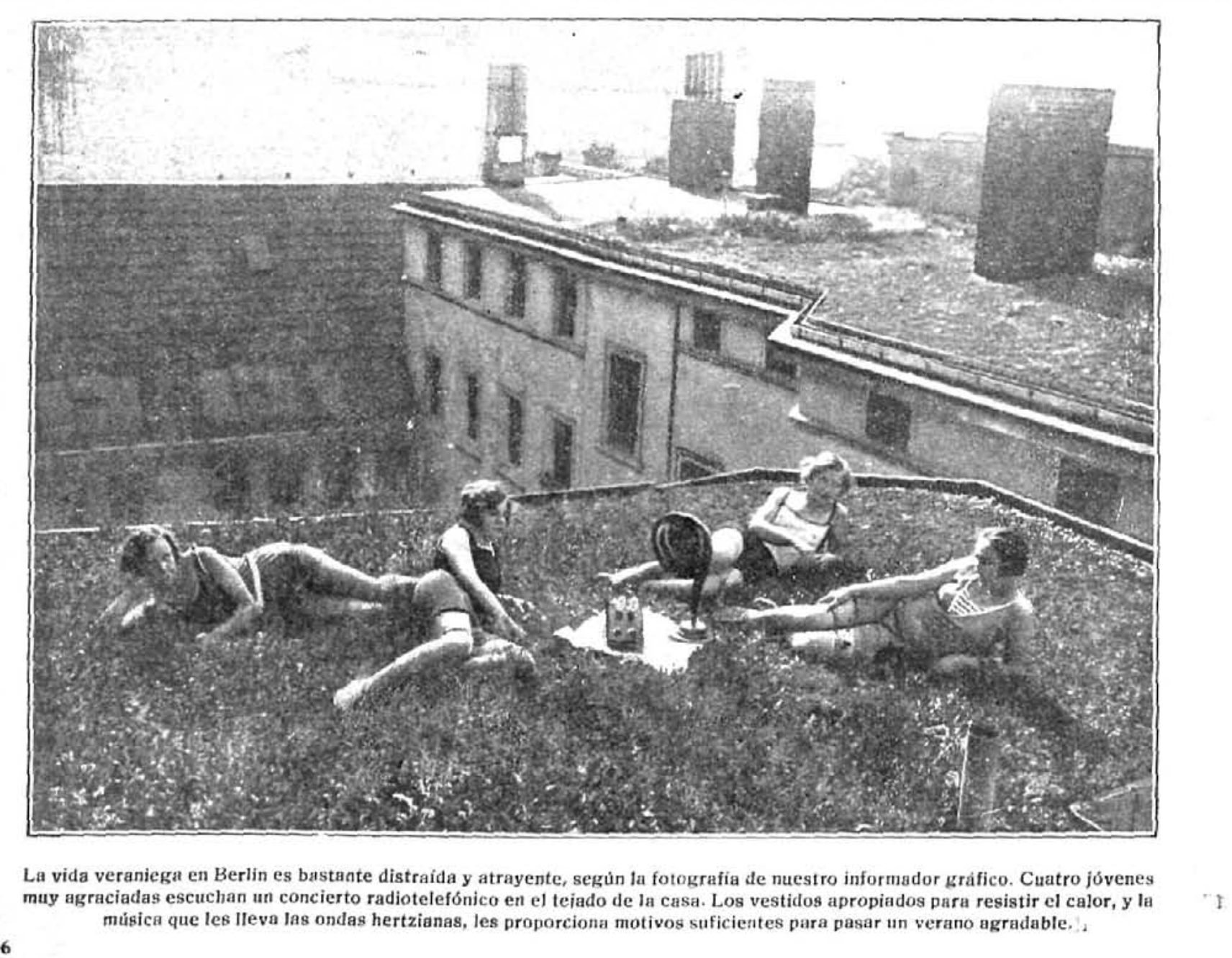 Mujeres escuchando la radio en una azotea de Berlín, 1927