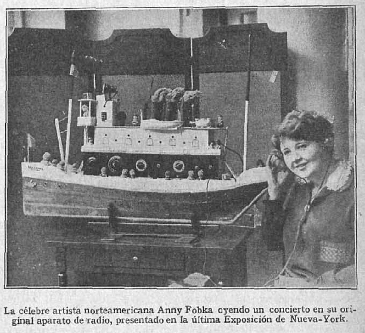 Anny Fobka con su aparato de radio con forma de barco, Nueva York, 1926
