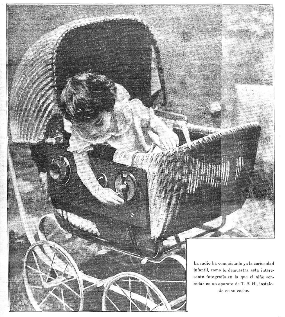 Bebé con aparato de T.S.H. instalado en su cochecito de mimbre, 1930