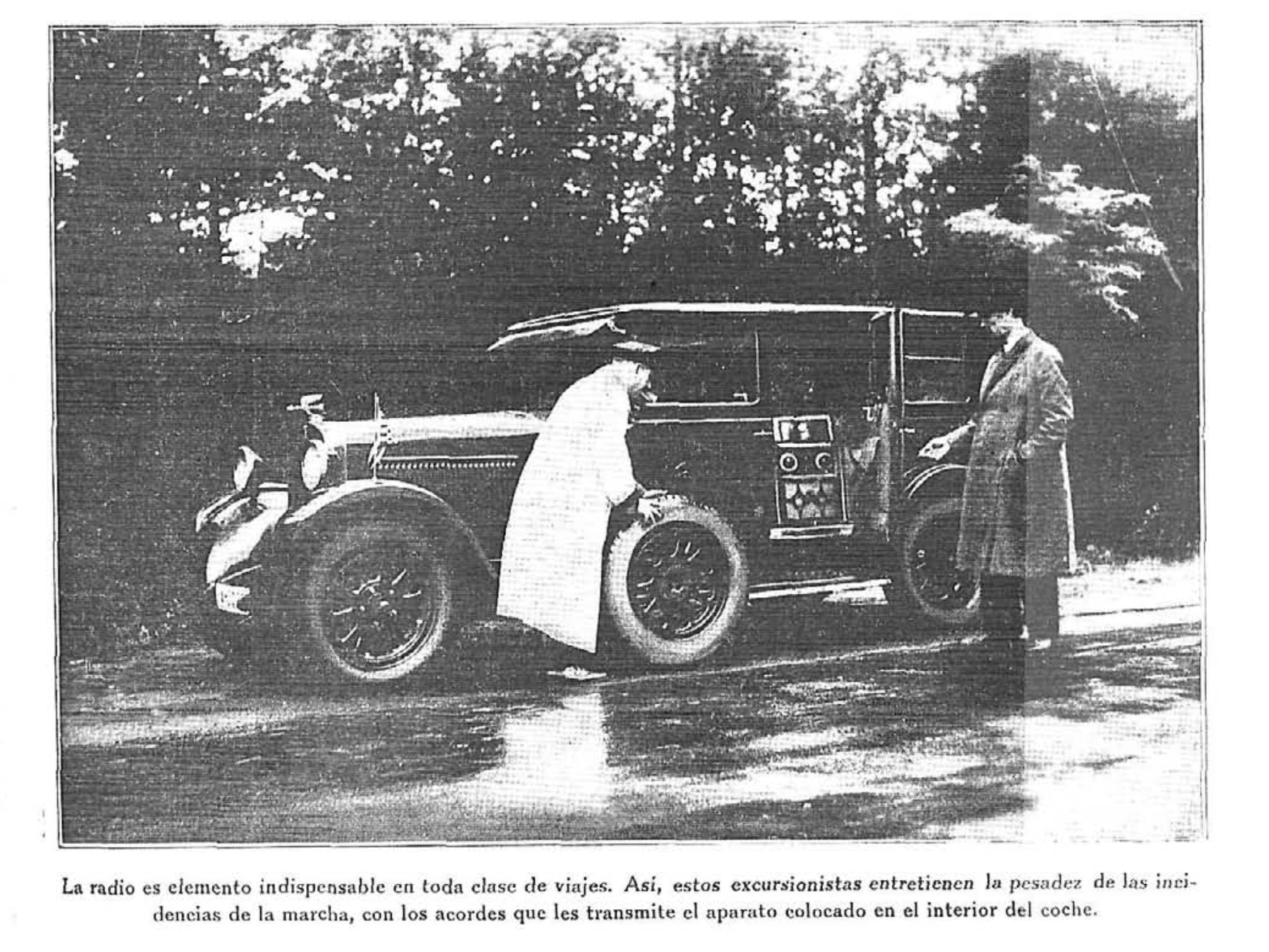 Excursionistas escuchando acordes de radio en el interior del coche, 1930