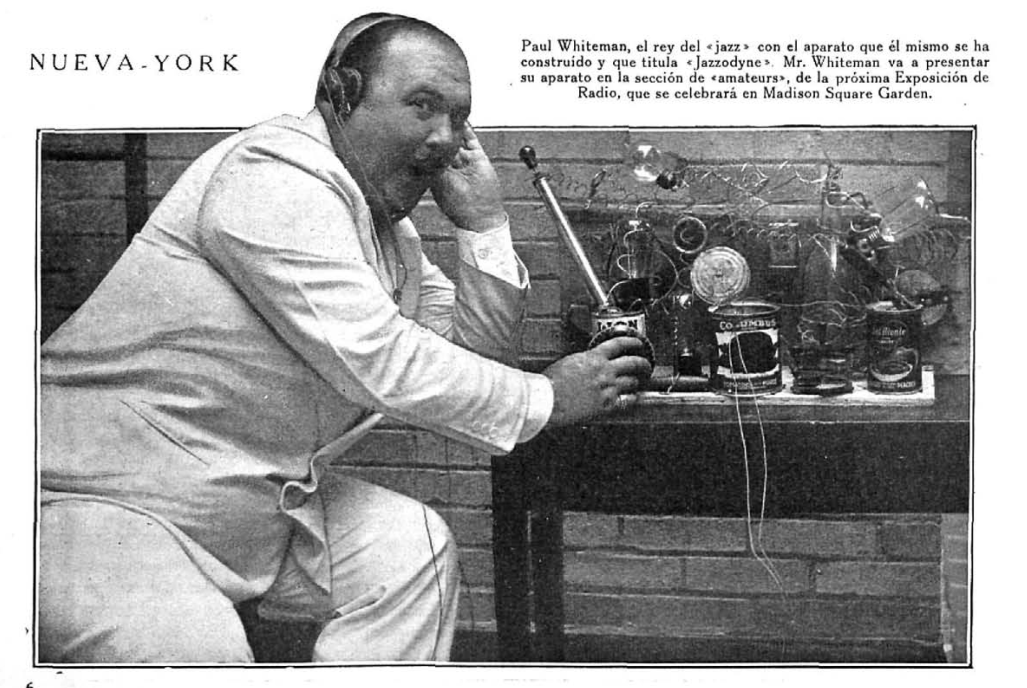 Paul Whiteman, el rey del jazz, con su Jazzodyne casero, 1929