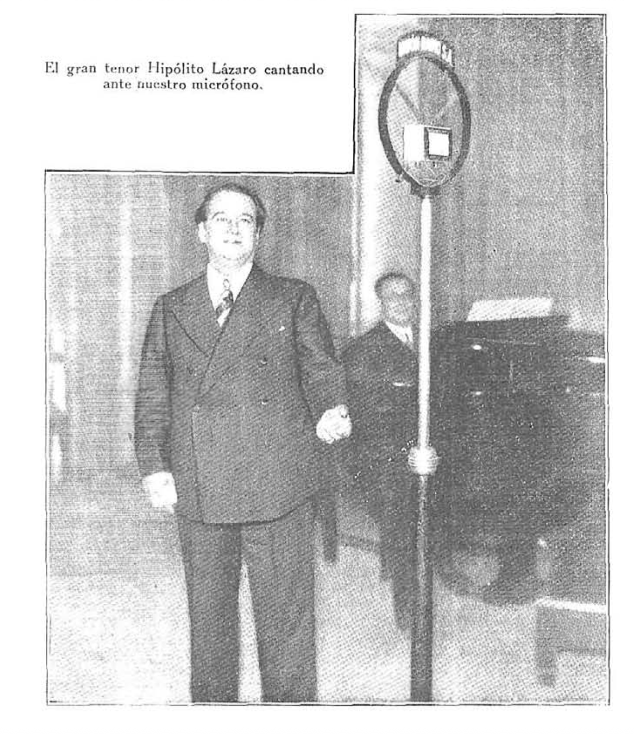 Hipólito Lázaro ante el micrófono de Unión Radio, 1930